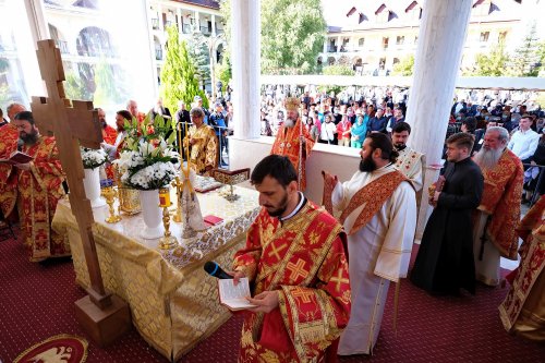 Cinstirea Sfintei Cruci prin Liturghie arhierească la Mănăstirea Caraiman Poza 184113