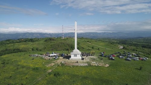 Pelerini la Crucea de pe dealul Chiciora din Mehedinți Poza 184360