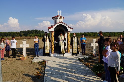 Binecuvântarea primelor cruci din cimitirul victimelor din colonia-penitenciar de la Salcia Poza 184477