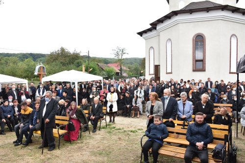 Sfințirea Bisericii „Pogorârea Sfântului Duh” din Boteni, judeţul Cluj Poza 184590