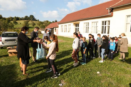 200 de elevi devaforizaţi au primit rechizite oferite de Arhiepiscopia Sibiului Poza 184731