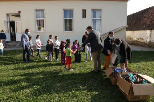 200 de elevi devaforizaţi au primit rechizite oferite de Arhiepiscopia Sibiului Poza 184732