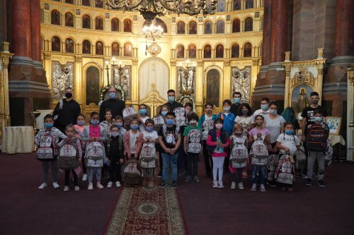 Arhiepiscopia Dunării de Jos continuă sprijinirea elevilor cu ghiozdane şi rechizite şcolare Poza 184513