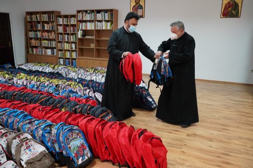 Arhiepiscopia Dunării de Jos continuă sprijinirea elevilor cu ghiozdane şi rechizite şcolare Poza 184515