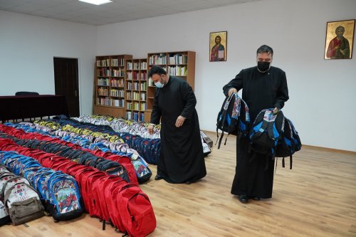 Arhiepiscopia Dunării de Jos continuă sprijinirea elevilor cu ghiozdane şi rechizite şcolare Poza 184516