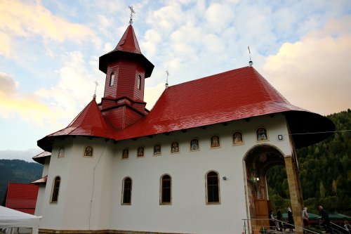 Târnosire de biserică în localitatea nemțeană Grințieș Poza 184628