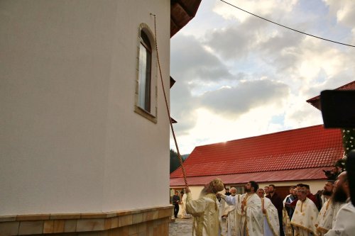 Târnosire de biserică în localitatea nemțeană Grințieș Poza 184632
