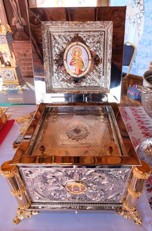Un Altar de vară și o nouă raclă, sfințite la o parohie ilfoveană Poza 184675