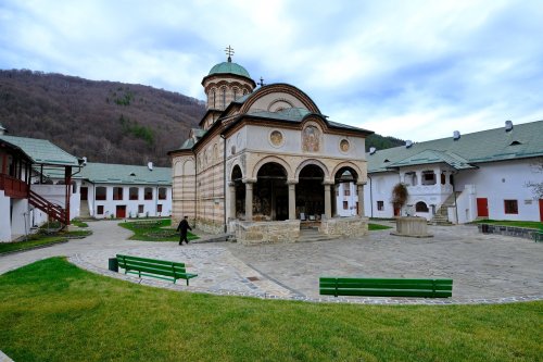 Scriitorii români, inspiraţi de Mănăstirea Cozia  Poza 184887