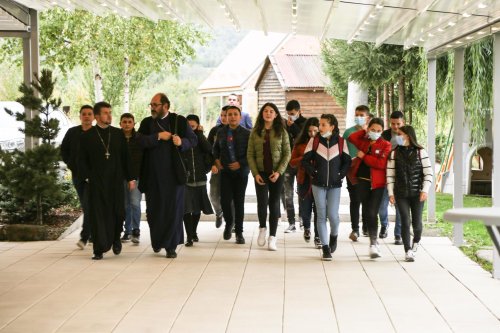 Părintele Constantin Necula s-a întânit cu 320 de elevi. „Învăţaţi că ce aveţi de făcut vă aparţine!” Poza 185172