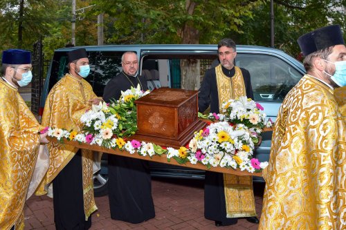 Episcopul Nifon Niculescu s-a întors pentru vremelnica odihnă în ctitoria sa din Galaţi Poza 185270
