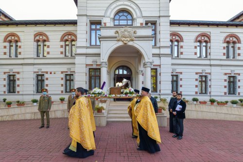 Osemintele Episcopului Nifon Niculescu purtate în procesiune la ceas de seară Poza 185370