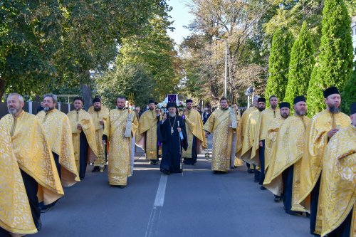 Osemintele Episcopului Nifon Niculescu purtate în procesiune la ceas de seară