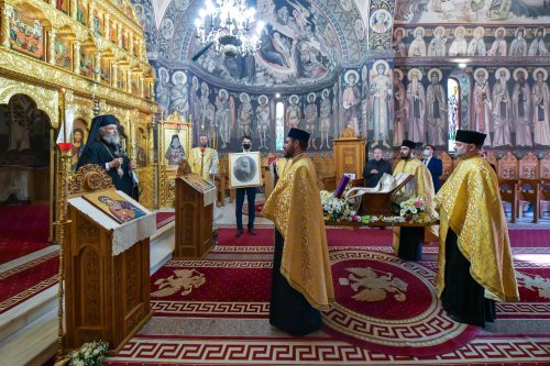 Osemintele Episcopului Nifon Niculescu purtate în procesiune la ceas de seară Poza 185379