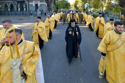 Osemintele Episcopului Nifon Niculescu purtate în procesiune la ceas de seară Poza 185384