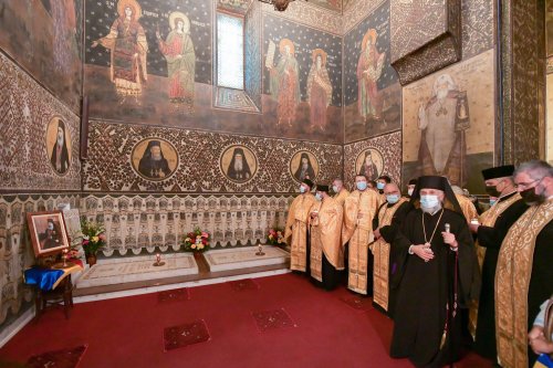 Osemintele Episcopului Nifon Niculescu purtate în procesiune la ceas de seară Poza 185406