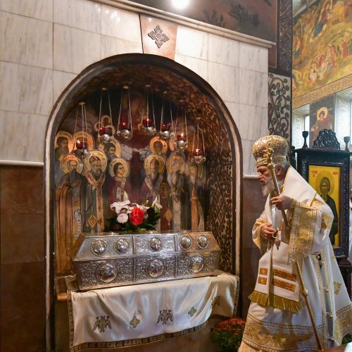 Osemintele Episcopului Nifon Niculescu au fost așezate în cripta ctitoriei sale Poza 185495
