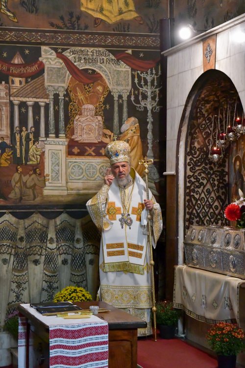 Osemintele Episcopului Nifon Niculescu au fost așezate în cripta ctitoriei sale Poza 185496