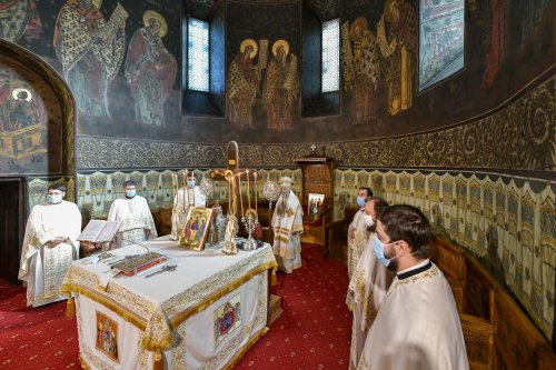 Osemintele Episcopului Nifon Niculescu au fost așezate în cripta ctitoriei sale Poza 185506