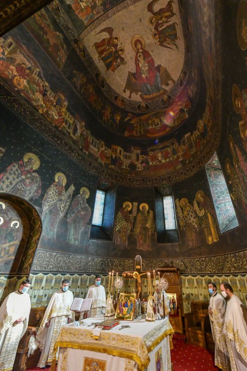 Osemintele Episcopului Nifon Niculescu au fost așezate în cripta ctitoriei sale Poza 185507