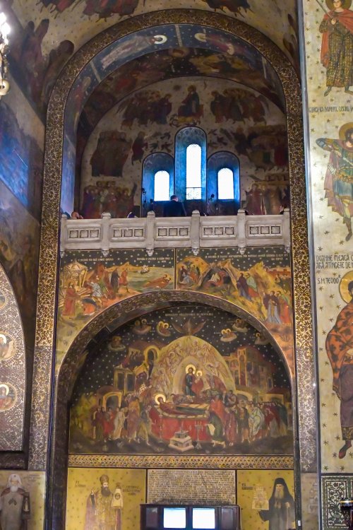 Osemintele Episcopului Nifon Niculescu au fost așezate în cripta ctitoriei sale Poza 185510