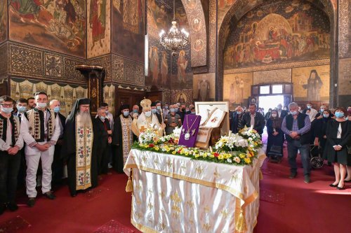 Osemintele Episcopului Nifon Niculescu au fost așezate în cripta ctitoriei sale Poza 185512