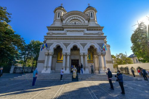 Osemintele Episcopului Nifon Niculescu au fost așezate în cripta ctitoriei sale Poza 185513
