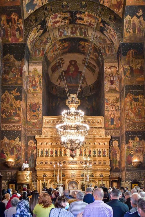 Osemintele Episcopului Nifon Niculescu au fost așezate în cripta ctitoriei sale Poza 185522