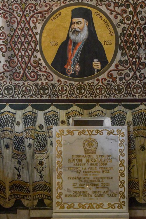Osemintele Episcopului Nifon Niculescu au fost așezate în cripta ctitoriei sale Poza 185542