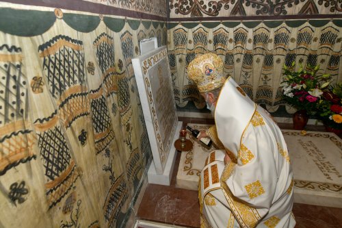 Osemintele Episcopului Nifon Niculescu au fost așezate în cripta ctitoriei sale Poza 185547