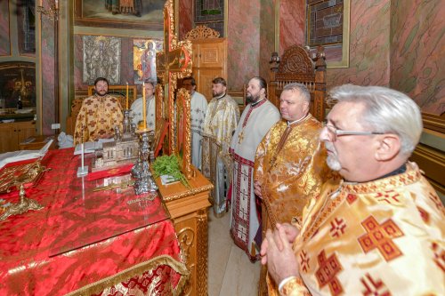 Sfântul Sfinţit Mucenic Ciprian, sărbătorit la Biserica Zlătari din Bucureşti Poza 186588