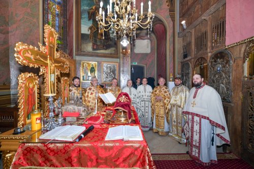 Sfântul Sfinţit Mucenic Ciprian, sărbătorit la Biserica Zlătari din Bucureşti Poza 186604