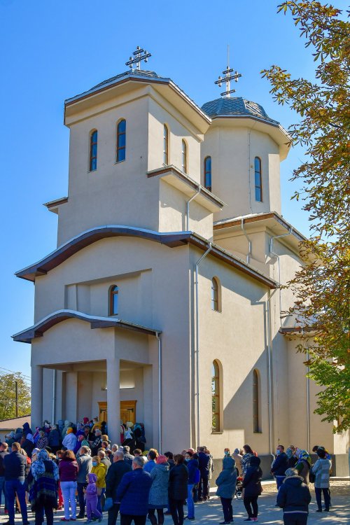 Lumina sfinţeniei pentru o nouă biserică în Chitila Poza 186634