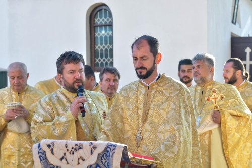Lumina sfinţeniei pentru o nouă biserică în Chitila Poza 186645