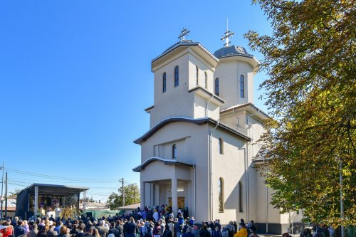 Lumina sfinţeniei pentru o nouă biserică în Chitila Poza 186660