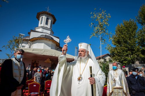 Veșmânt de har pentru biserica Parohiei Brâncuși din Capitală Poza 186744