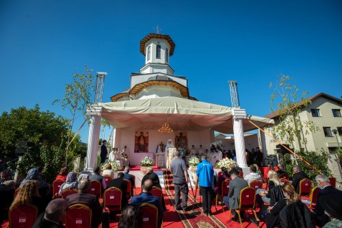 Veșmânt de har pentru biserica Parohiei Brâncuși din Capitală Poza 186749