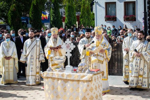 Veșmânt de har pentru biserica Parohiei Brâncuși din Capitală Poza 186781