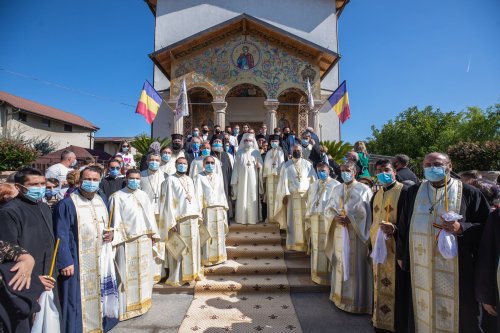 Veșmânt de har pentru biserica Parohiei Brâncuși din Capitală Poza 186820