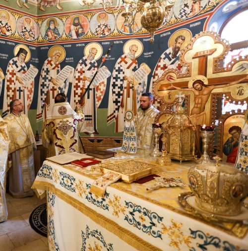 Fresca Bisericii „Pogorârea Sfântului Duh” din Focșani a fost sfințită Poza 186892