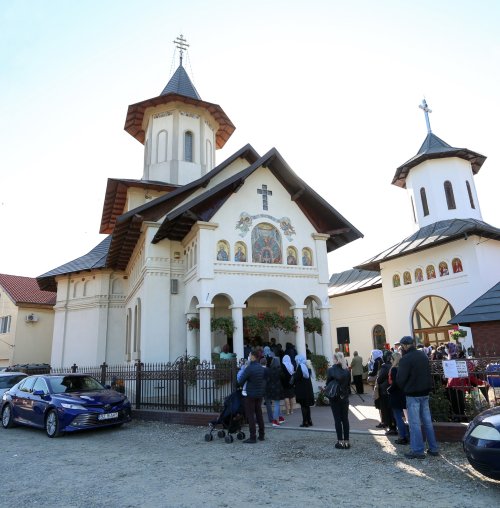 Fresca Bisericii „Pogorârea Sfântului Duh” din Focșani a fost sfințită Poza 186894