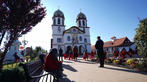 Sărbătoare la Biserica „Sfinții Apostoli Petru și Pavel” din Ghimbav Poza 186889