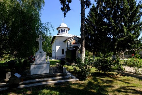 Tradiție și înnoire la biserica din satul Poienarii Apostoli Poza 186934