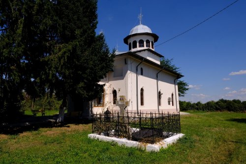 Tradiție și înnoire la biserica din satul Poienarii Apostoli Poza 186935
