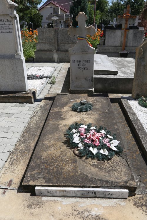 Mari români înmormântaţi în cimitirul Bisericii din Groapă Poza 187127