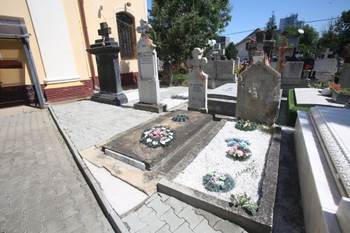 Mari români înmormântaţi în cimitirul Bisericii din Groapă Poza 187128