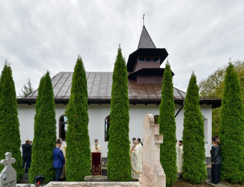 Sfințirea capelei cimitirului parohiei prahovene Podu Vadului Poza 187612