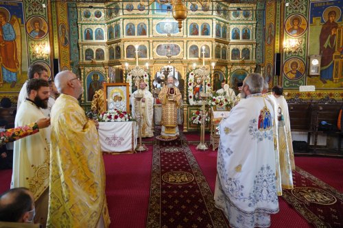 Binecuvântare arhierească la centenarul bisericii parohiei prahovene Fântânele Poza 188641