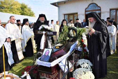 Doamna Tasia Nica, mama PS Părinte Emilian Crișanul, a fost înmormântată la Berezeni, Huși Poza 188693