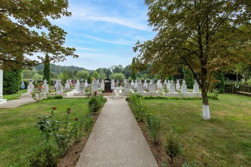 Personalități marcante înmormântate în cimitirele din Eparhia Buzăului și Vrancei Poza 188671